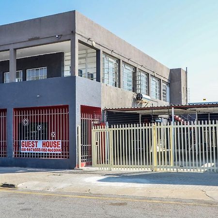 Sani Bonani Guest House Klerksdorp Kültér fotó